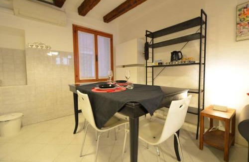 San Polo Apartment | Cozy Carlo's Studio: Family-Friendly Retreat in Venice