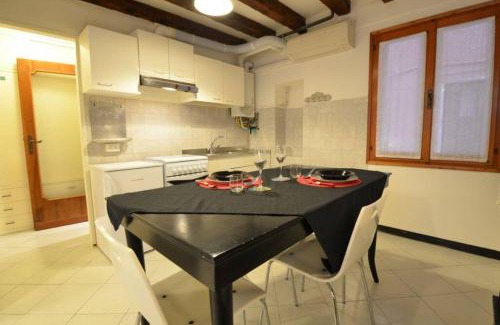 San Polo Apartment | Cozy Carlo's Studio: Family-Friendly Retreat in Venice