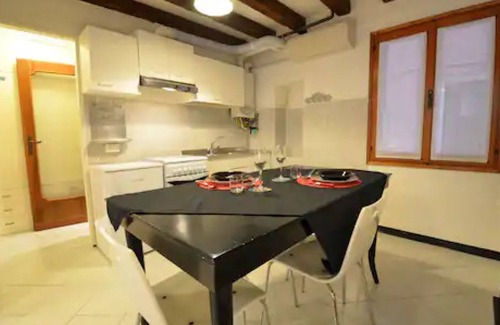 San Polo Apartment | Relaxing Stay at Carlo's Studio with Spa and Hot Tub