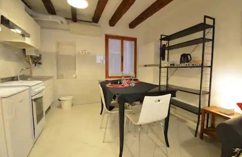 San Polo Apartment | Relaxing Stay at Carlo's Studio with Spa and Hot Tub