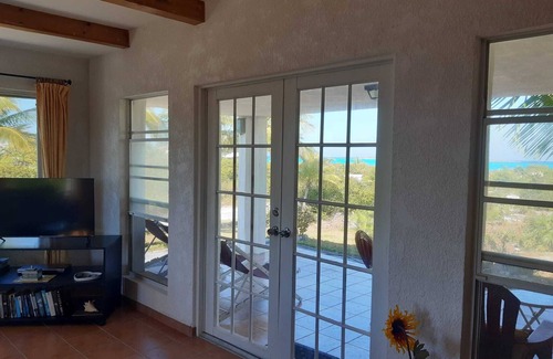 Jimmy Hill House | Carls Home Breezy house with beautiful sea views