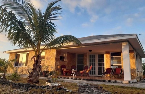 Jimmy Hill House | Carls Home Breezy house with beautiful sea views
