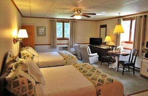 Twin Mountain Cabin | Discover Carlson's Lodge: Pool, Kitchen & Breakfast Included