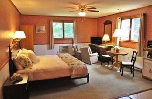 Twin Mountain Cabin | Discover Carlson's Lodge: Pool, Kitchen & Breakfast Included