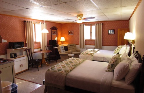 Twin Mountain Cabin | Discover Carlson's Lodge: Pool, Kitchen & Breakfast Included