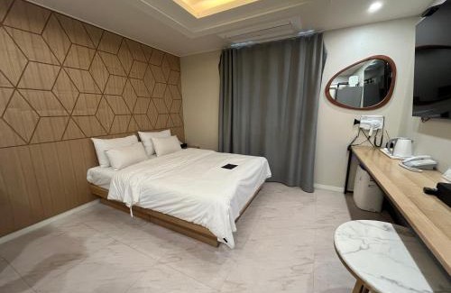 Bupyeong Hotel | Relaxing Retreat at Carlton Hotel Bupyeong with Hot Tub