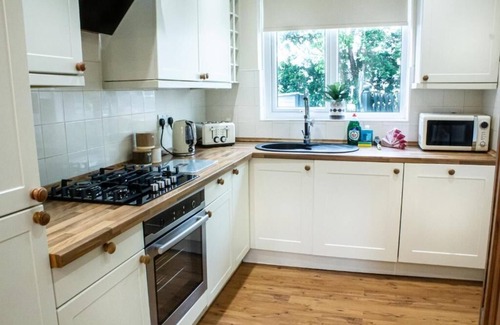 Newport Apartment | Discover Carlton House: Family-Friendly with Breakfast Included