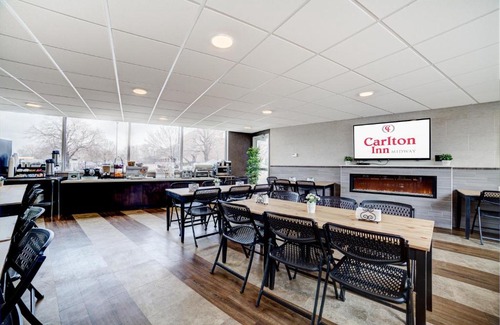 Archer Heights Hotel | Comfortable Carlton Inn Midway: Pet-Friendly & Accessible Stay