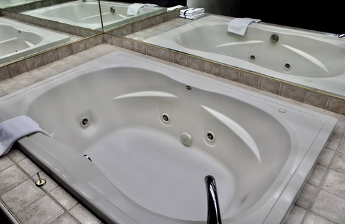Adrian Hotel | Adrian's Carlton Lodge: Family-Friendly with Pool & Spa