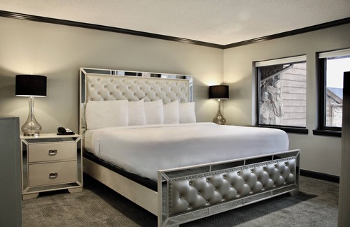 Adrian Hotel | Adrian's Carlton Lodge: Family-Friendly with Pool & Spa