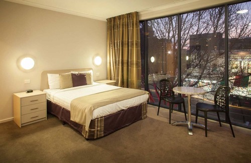 Carlton South Hotel | Cozy Carlton Lygon Lodge - Relaxing Room with Spa Access