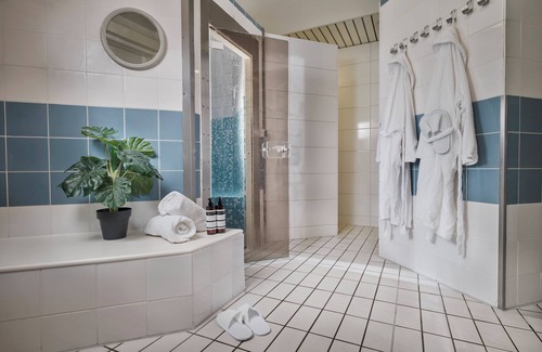 Spijkenisse Hotel | Discover Comfort at Carlton Oasis Hotel with Pool & Spa