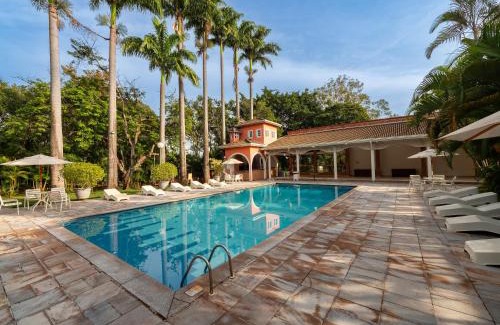 Limeira Hotel | Stay at Carlton Suítes Limeira with Pool and Hot Tub