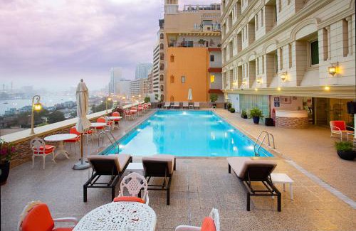 Al Rigga Hotel | Relaxing Oasis at Carlton Tower Hotel with Oceanfront Views