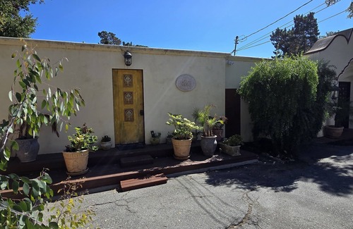 Hatton Fields Cottage | Cozy Carmel Cottage: Pet-Friendly with Spa & Breakfast