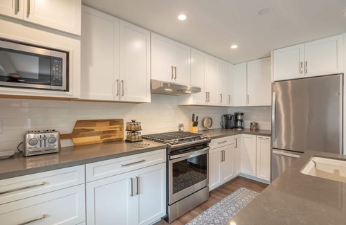 Golden Rectangle Apartment | Top-Rated Carmel-By-The-Sea Two King Bedroom Retreat