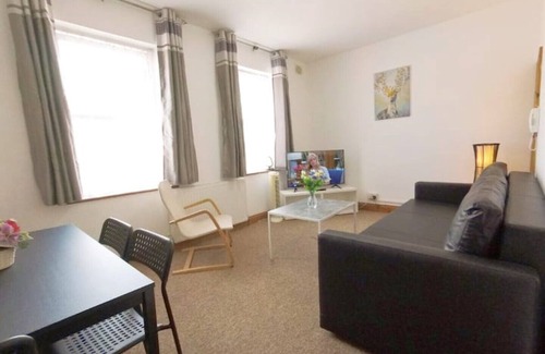 Wembley Central Apartment | Cozy Carnation Flat A: Family-Friendly with Breakfast Included