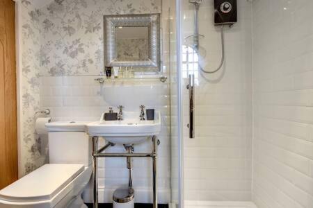 Swinton Apartment | Cozy Bronte Apartment in Carnegie Library with Breakfast