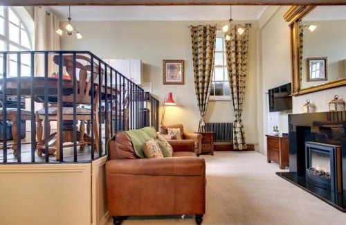 Swinton Apartment | Cozy Bronte Apartment in Carnegie Library with Breakfast