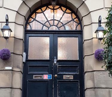 Swinton Apartment | Elegant 3-Bedroom Shakespeare Apartment at Carnegie Library