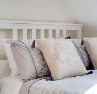 Swinton Apartment | Elegant 3-Bedroom Shakespeare Apartment at Carnegie Library