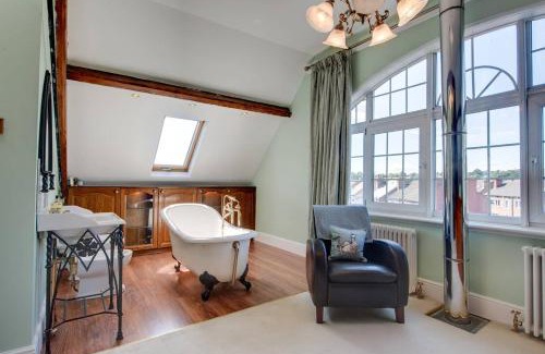 Swinton Apartment | Elegant 3-Bedroom Shakespeare Apartment at Carnegie Library