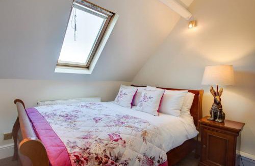 Swinton Apartment | Elegant 3-Bedroom Shakespeare Apartment at Carnegie Library