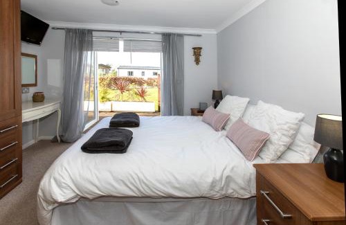 Wisbech Villa | Pet-Friendly Retreat at Carnoustie Dreams - Rated 9/10