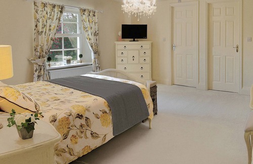 Saint Gennys Bed & Breakfast | Experience Caroe Farmhouse: 5-Star Stay with Family Amenities
