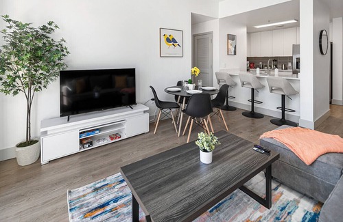 Charlotte Center City Apartment | Carolina Blue: Breathtaking Views with Free Parking & WiFi