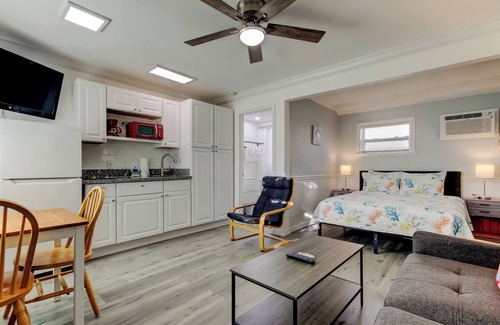 Sunset Reef Hotel | Budget-Friendly Carousel Motel with Ocean View & Pool