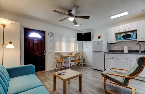 Sunset Reef House | Budget-Friendly Carousel Motel: Beachfront Studio Escape