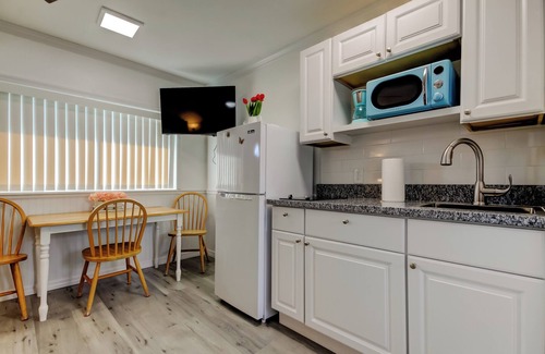 Sunset Reef House | Budget-Friendly Carousel Motel: Beachfront Studio Escape