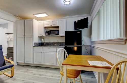Sunset Reef Hotel | Discover the Comfort of Carousel Motel with Family-Friendly Perks