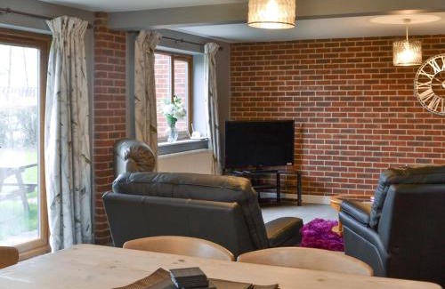 Lincoln House | Guest Rated 10/10: Carp Cottage with Pool and Hot Tub
