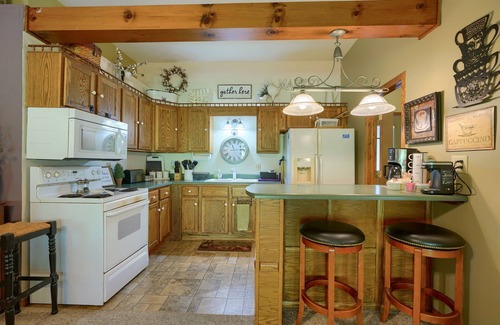 Carbon Hill Cabin | Discover Carp's Cabin: Modern Bungalow with Hot Tub