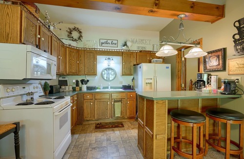 Carbon Hill Cabin | Discover Carp's Cabin: Modern Bungalow with Hot Tub