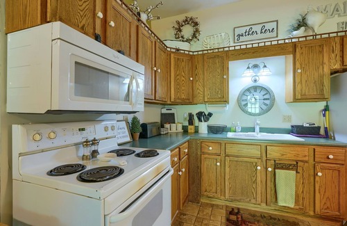 Carbon Hill Cabin | Discover Carp's Cabin: Modern Bungalow with Hot Tub