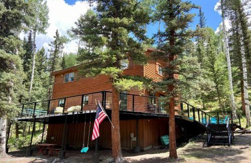 Red River House | Experience Carpe de Inn: Family-Friendly Retreat Rated 9.8