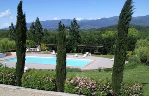 Figline e Incisa Valdarno Apartment | Cozy Carresi Apart: Enjoy Poolside Retreat with A/C