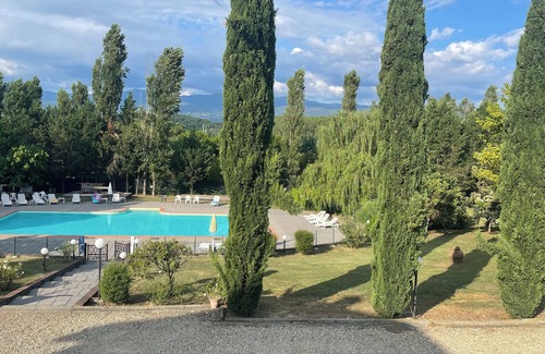 Figline e Incisa Valdarno Apartment | Cozy Carresi Apart: Enjoy Poolside Retreat with A/C