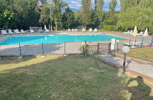 Figline e Incisa Valdarno Apartment | Cozy Carresi Apart: Enjoy Poolside Retreat with A/C