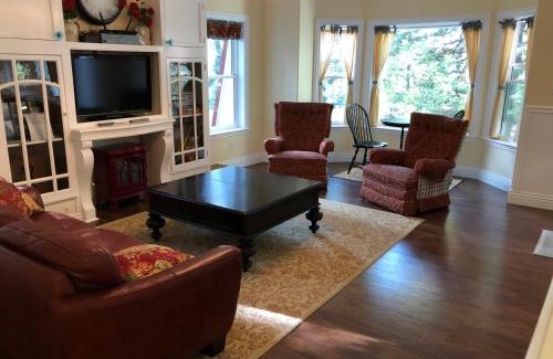 Fish Camp House | Enchanting Carriage House at Yosemite - Child Friendly Stay