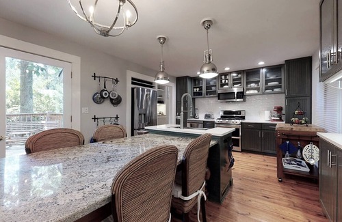 Marietta Cottage | Carriage House Retreat: Pet-Friendly with Spa and Kitchen