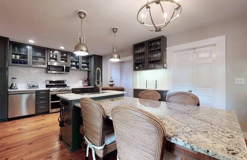 Marietta Cottage | Carriage House Retreat: Pet-Friendly with Spa and Kitchen