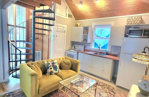 Historic Downtown Savannah Cottage | Pet-Friendly Carriage House with Private Courtyard & Spa