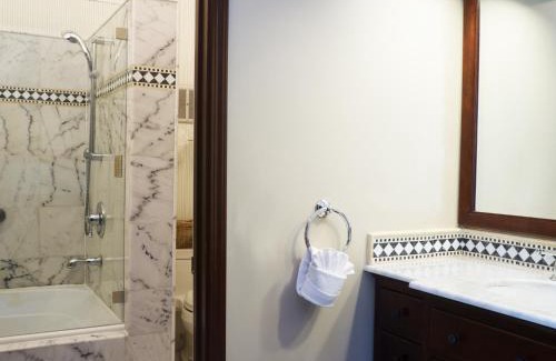 Golden Rectangle Hotel | Elegant Carriage House Inn: Guest Rated 9.4 with Breakfast