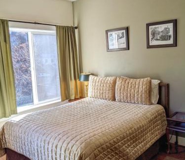 Downieville Hotel | Pet-Friendly Escape at Carriage House Inn with Ocean View