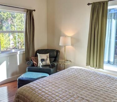 Downieville Hotel | Pet-Friendly Escape at Carriage House Inn with Ocean View