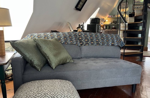 Eustis Apartment | Pet-Friendly Retreat at Carriage House Loft with Ocean View